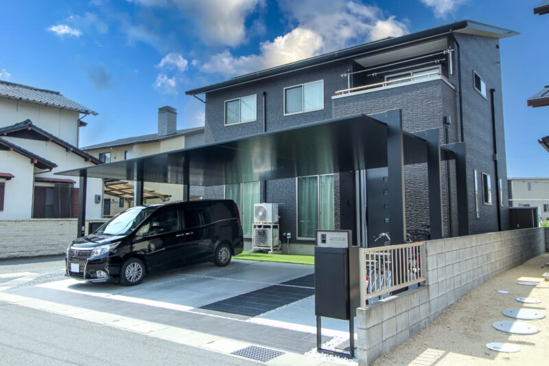 建物と調和したブラック外構